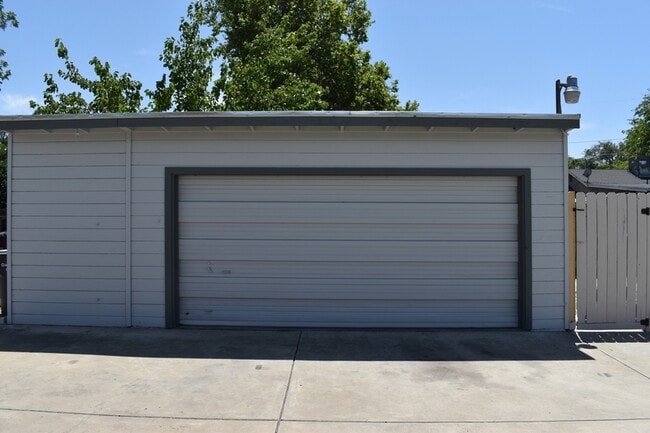 Building Photo - 1720 Bessie Ave
