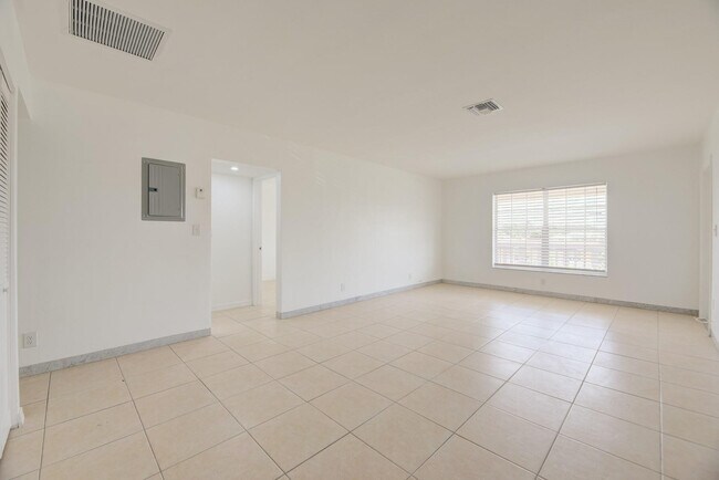 Building Photo - 1017 NW 30th Ct