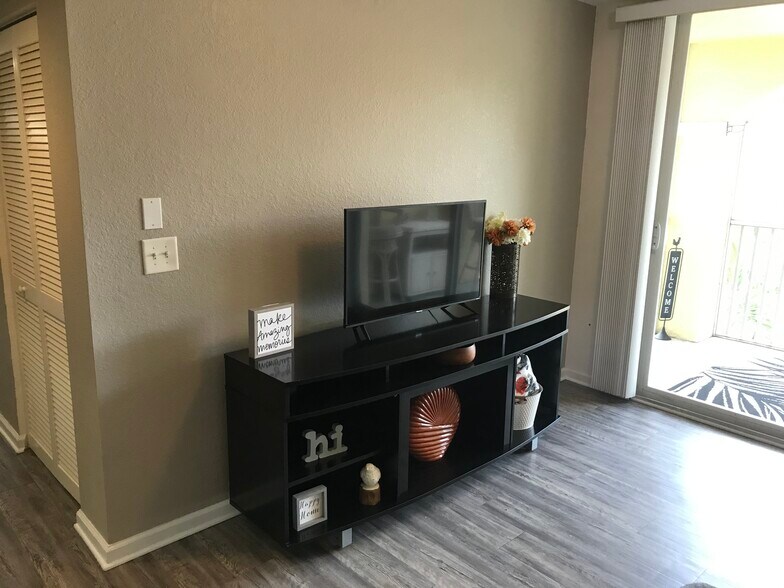 Building Photo - 4122 Residence Dr