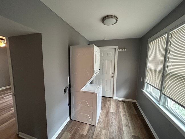 Building Photo - 3 bedroom with fenced in yard