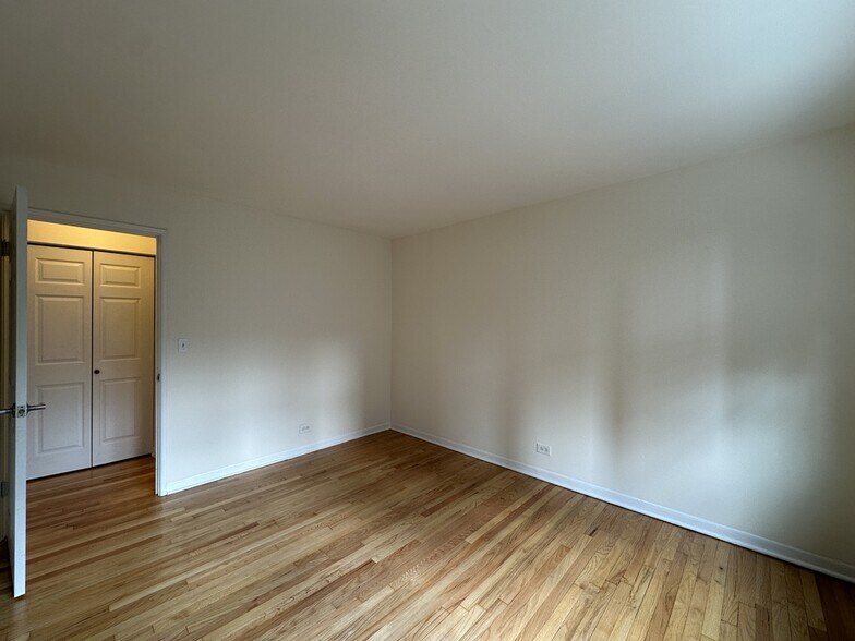 Building Photo - 432 W Oakdale Ave