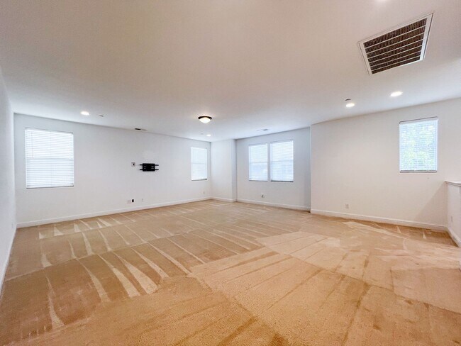 Building Photo - Spacious 4 Bd 3 Bath Home in Elk Grove