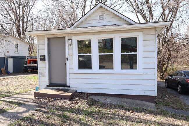 Building Photo - Cozy and recently updated 2-bedroom, 1-bath bungalow in Jennings!