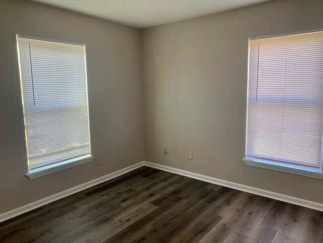 Building Photo - Second floor two bedroom apartment in Port...
