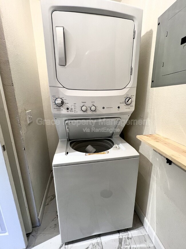 Building Photo - 8707 E Florida Ave