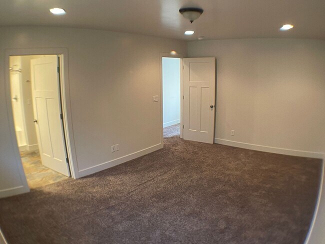 Building Photo - Spacious 3-Bedroom Home in Serene Mountain...