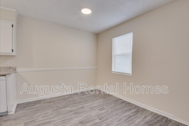 Building Photo - 2571 1/2 Tobacco Road - C