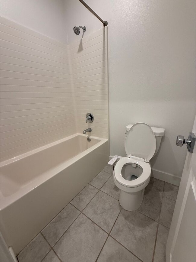 Building Photo - 3 bedroom + loft, 2 1/2 bath townhome in amazing Simi Valley location