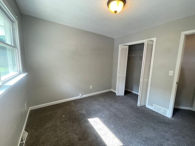 Building Photo - Two Bedroom Duplex on SE Side of Grand Rap...