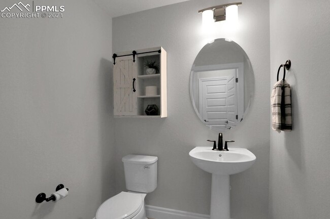 Building Photo - Beautiful and Newer 3 Bedroom Townhome in ...