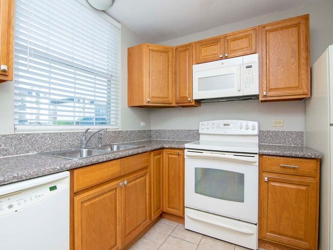 Building Photo - Ground Floor - Corner/End Unit - Upgraded ...