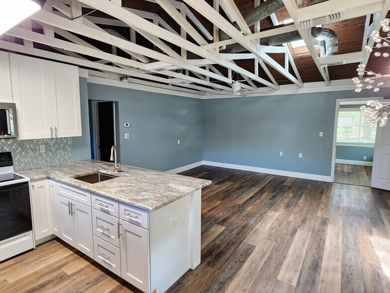 Building Photo - 6595 Collier Rd