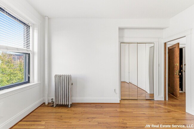 Building Photo - 39 Glenville Ave