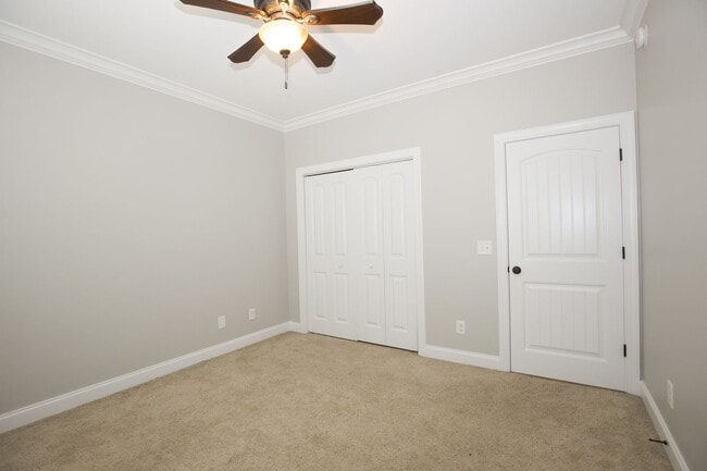 Building Photo - Woodlake Home