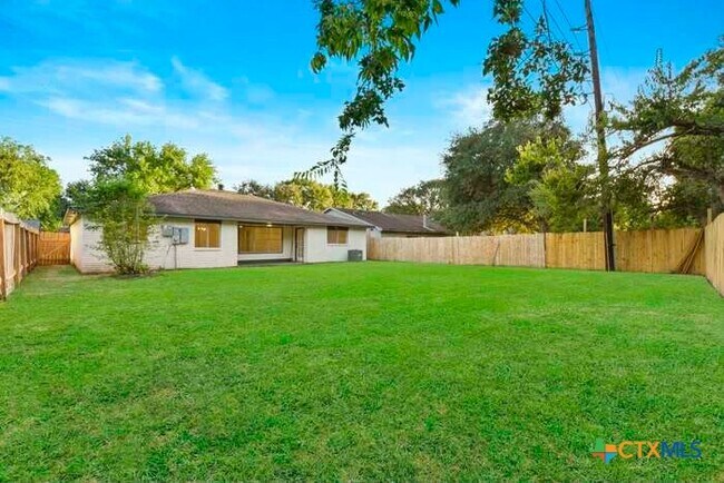Building Photo - 2326 Aprilmont Dr