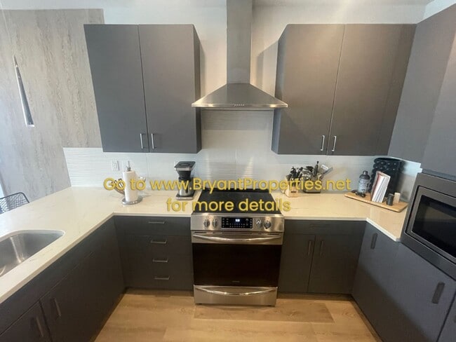 Building Photo - Nashville - Furnished 2-Bedroom Condo