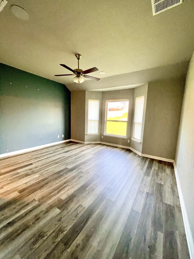 Building Photo - 15306 Comanche Grv