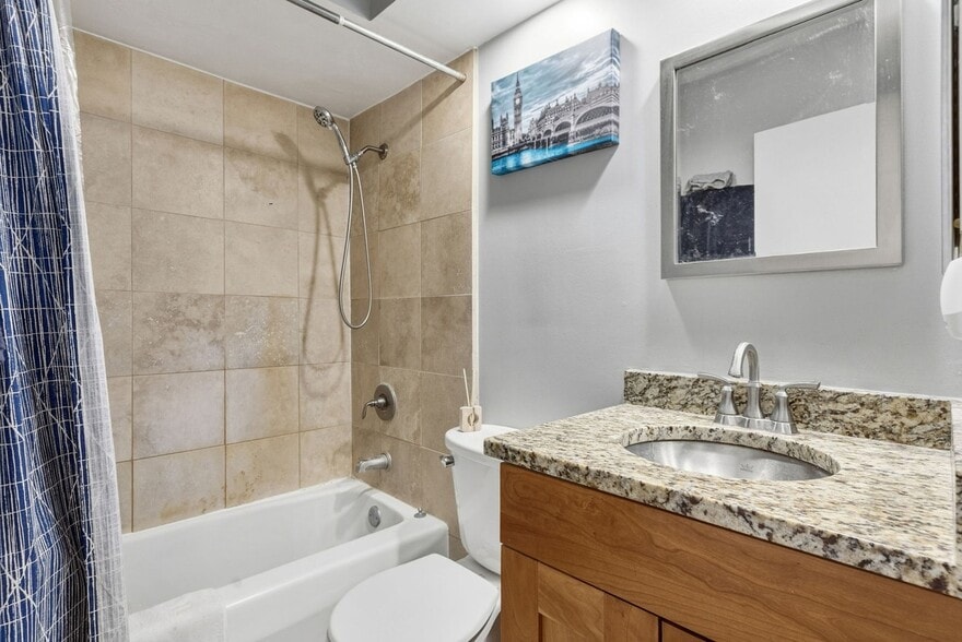 Building Photo - 515 W Wrightwood Ave