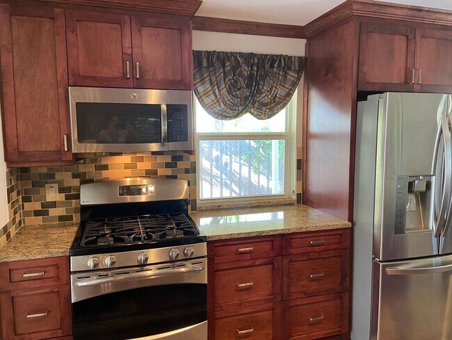 Building Photo - 2/2 single family house with big yard near downtown and beach!