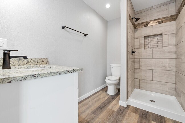 Building Photo - 2103 Daisy Dr