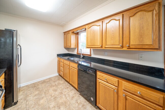 Building Photo - 138 Oak Ln