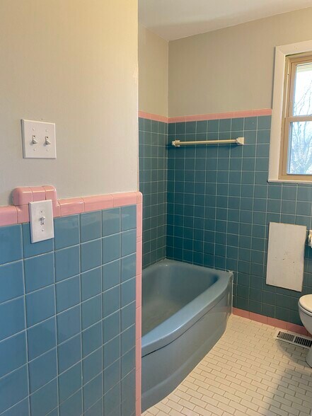 Building Photo - 918 N Graycroft Ave