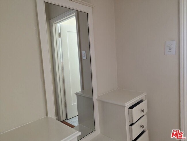 Building Photo - 621 S Gramercy Pl