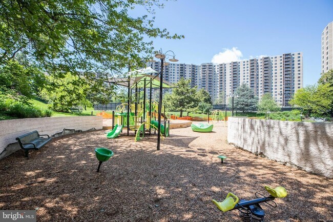 Building Photo - 307 Yoakum Pkwy