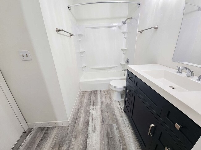 Building Photo - Updated 1 Bedroom Condo in Brown Deer