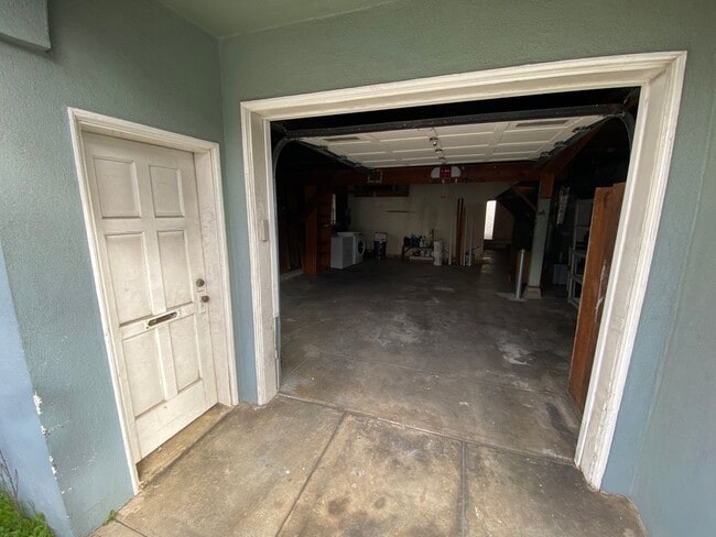 Building Photo - Epic REA - Spacious Light-filled Corner House 4BD/ 2BA