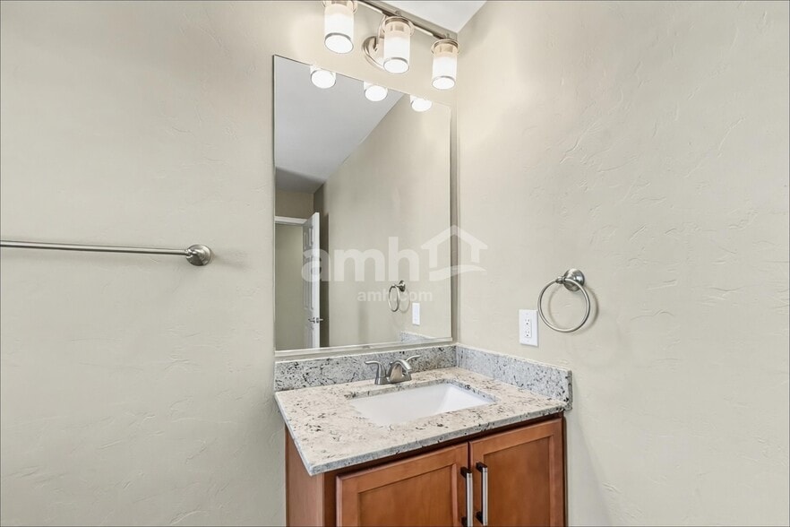 Building Photo - 8933 N Country Cove Tr