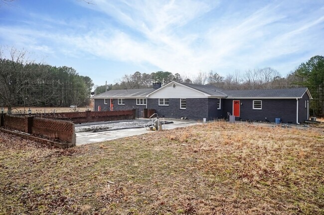 Building Photo - Huge Four Bedroom Home!