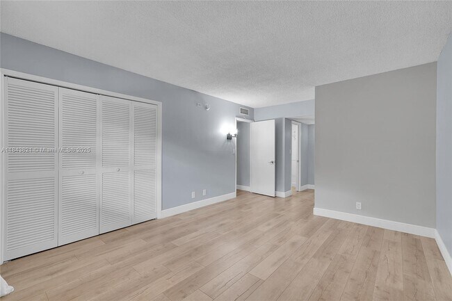Building Photo - 3151 N Course Ln