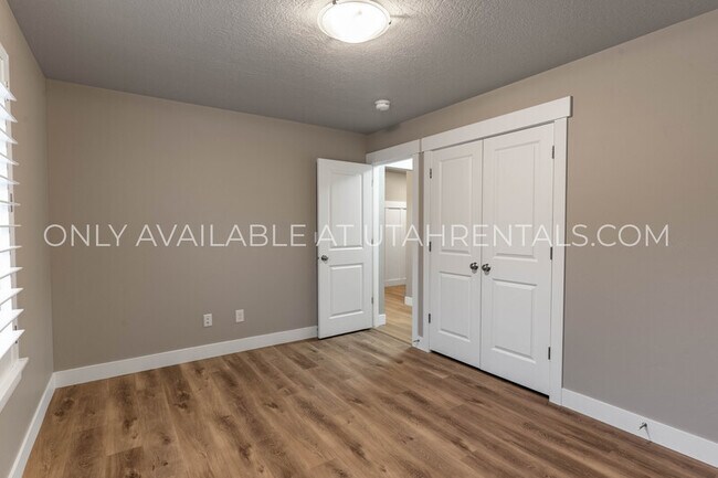 Building Photo - 4143 N Fairfield Dr