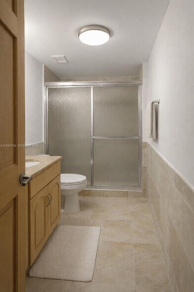 Building Photo - 1621 Collins Ave