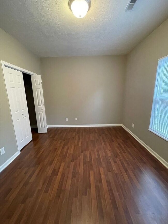 Building Photo - 2 bed, 2 bath, 2 car garage ranch style home in N. Knoxville