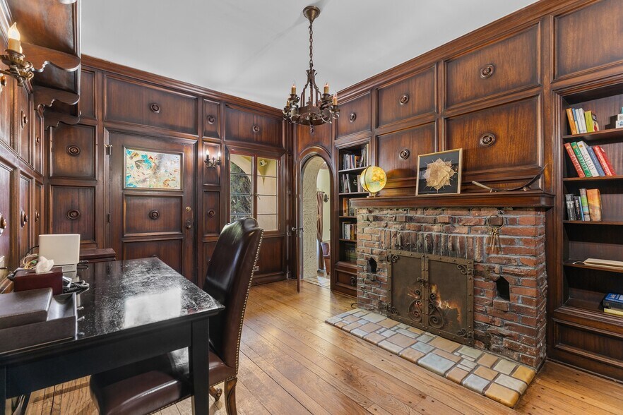 Building Photo - 2856 Glendower Ave
