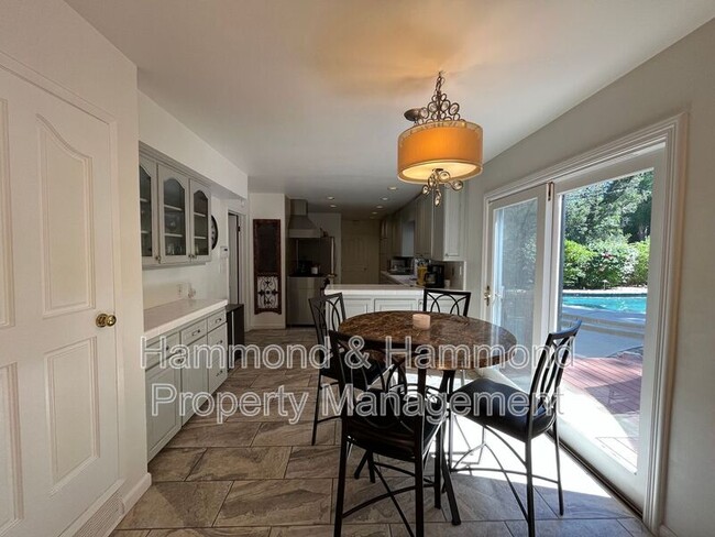 Building Photo - 8422 Fable Ave