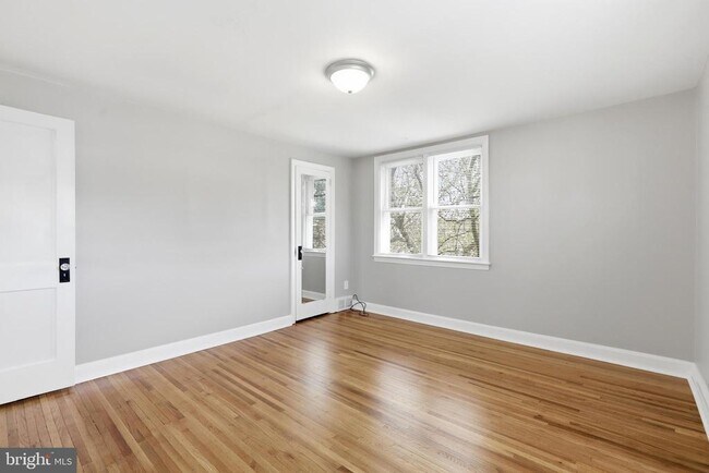 Building Photo - 271 W Wyncliffe Ave