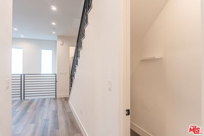 Building Photo - 525 Normandie Ave
