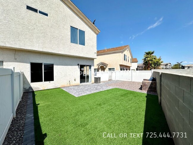 Building Photo - 3 BEDROOM TOWNHOME WITH YARD + 2 CAR GARAG...