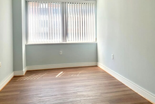 Building Photo - Short Walk to the Wharf! - Professionally Managed  and Spacious 1BR With Monument Views