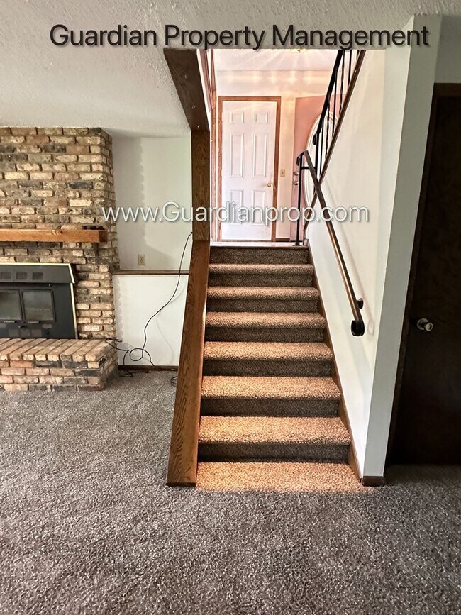 Building Photo - Crystal Single Family Home, Large Fenced Back Yard, 2 Car Garage, Dishwasher, Available Sept 1st