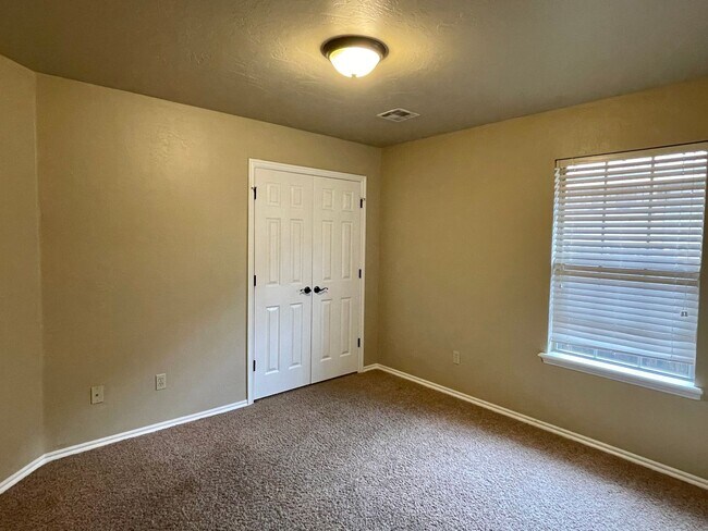 Building Photo - Beautiful 4 bed 2 bath home with a spacious up to date kitchen!