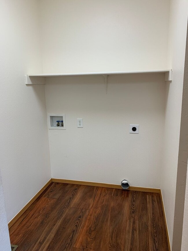 Building Photo - 3 Bdrm, 1 & 1/2 Ba | Muldoon & Tudor area | AVAILABLE NOW!!