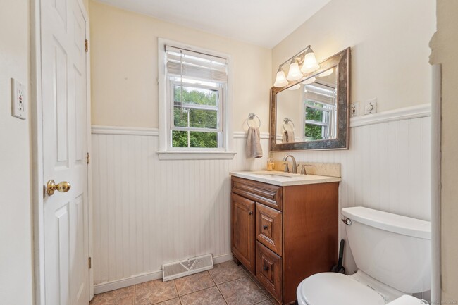 Building Photo - 44 Simsbury Manor Dr