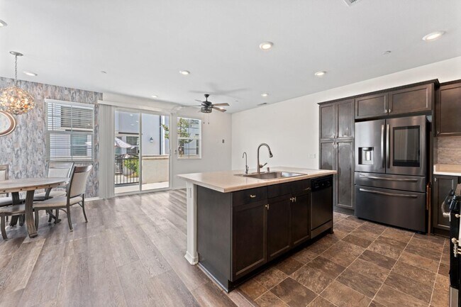Building Photo - 30324 Town Square Dr