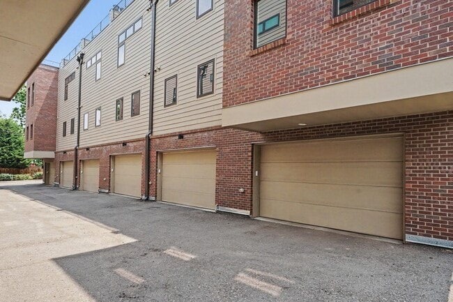 Building Photo - 2 Bed, 1 Bath Townhouse with Roof Top Deck
