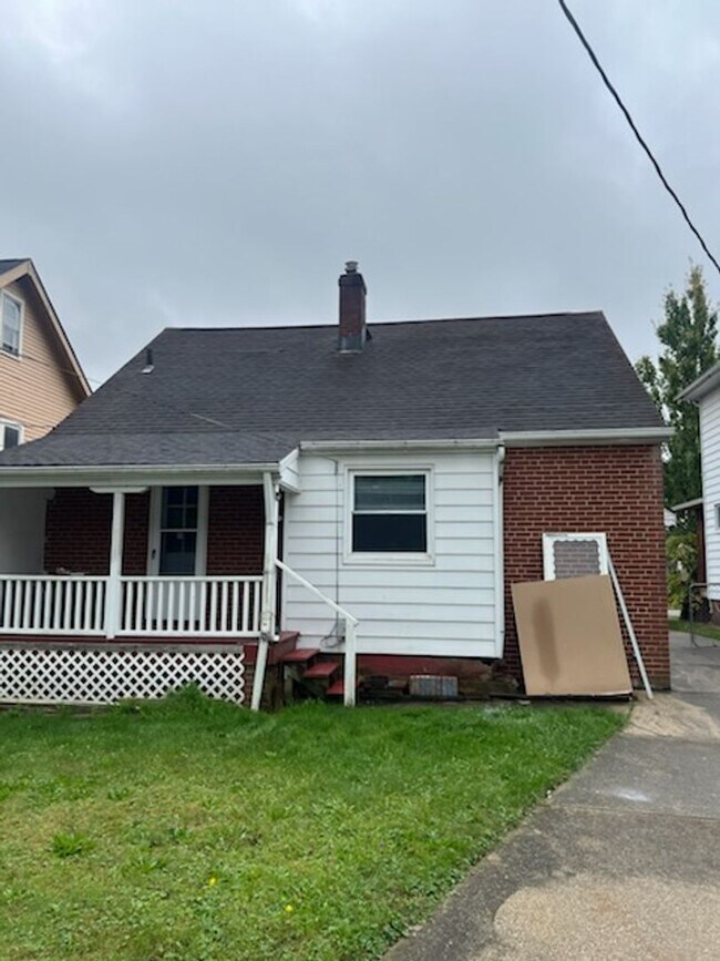 Building Photo - Spacious 3-Bedroom, 2-Bath Bungalow with G...