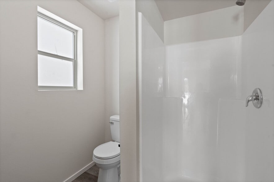 main floor 3/4 bath - 9109 W Winona Rd